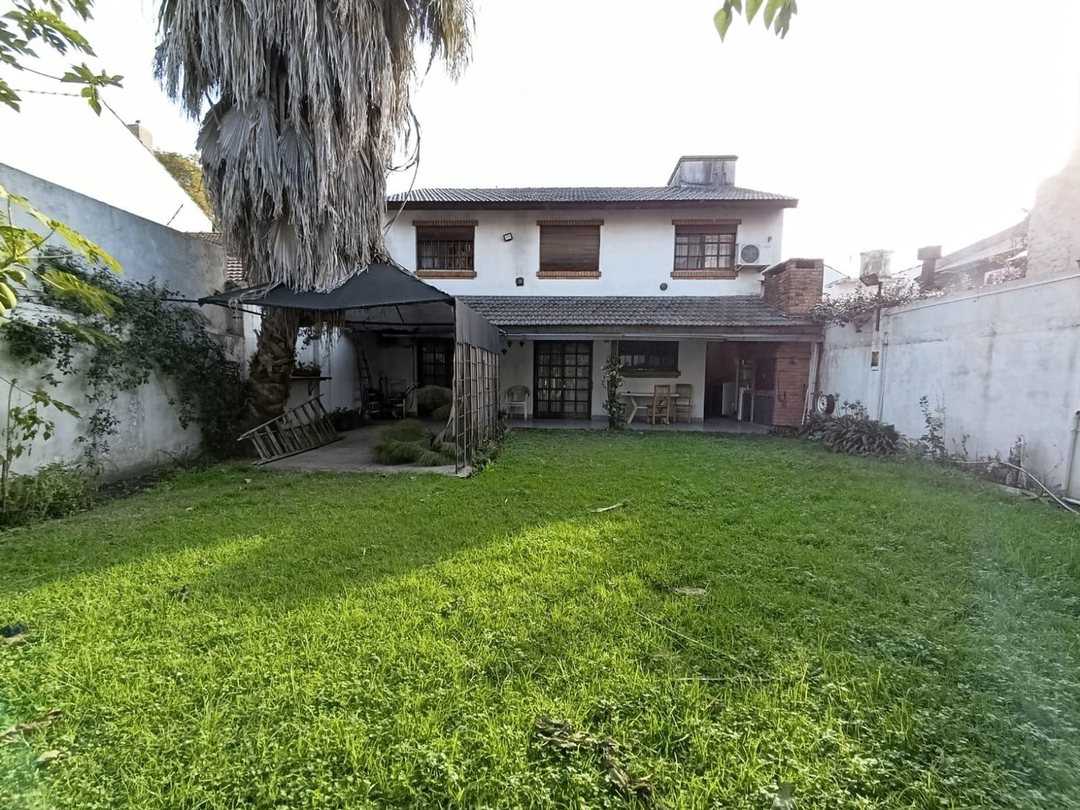 VENTA CASA 4 AMB. PARQUE Y COCHERA CASTELAR NORTE