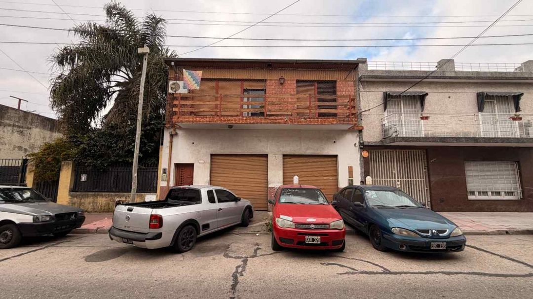 CASA EN 1er PISO CON GALPÓN EN PB - PIÑEYRO