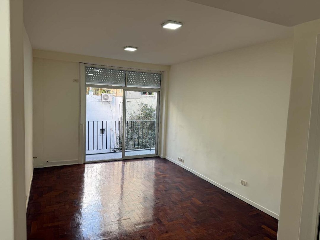 Venta Balvanera 3 Ambientes con Balcón Corrido