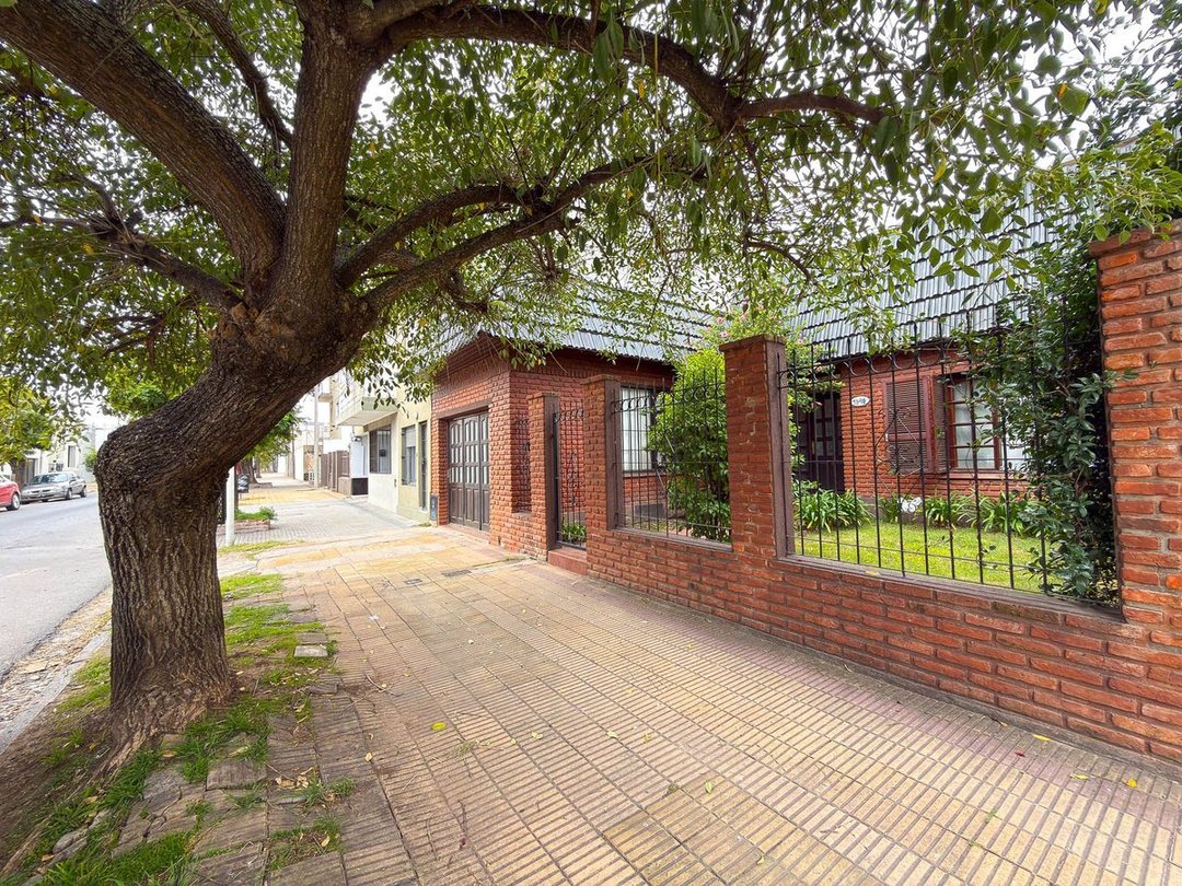 CASA 3 DORMI CON PATIO Y GARAGE- SEMICENTRO TANDIL