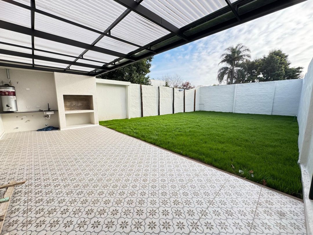 VENTA CASA 4 AMB PARQUE Y COCHERA - ITUZAINGÓ