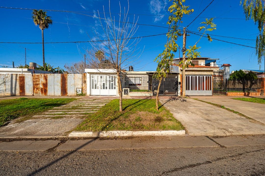 Casa en venta a refaccionar en San Lorenzo