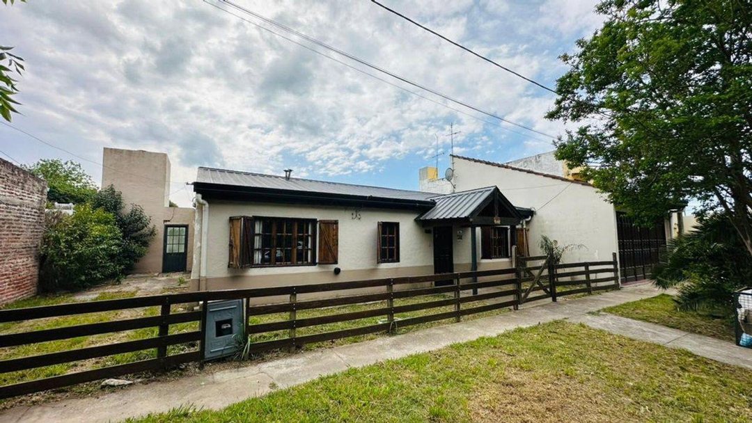 CASA EN VENTA LA PLATA 2 DORMITORIOS PILETA PARQUE