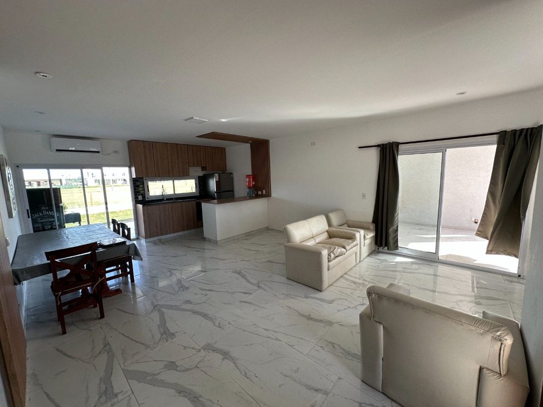 CASA 160 M2 C/PILETA Y QUINCHO /4 AMB/FINCAS JOVEN