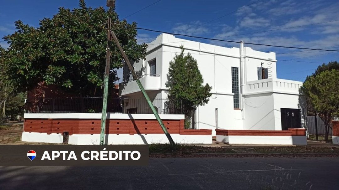 CASA 5 AMBIENTES EN BERNAL CENTRO EN VENTA