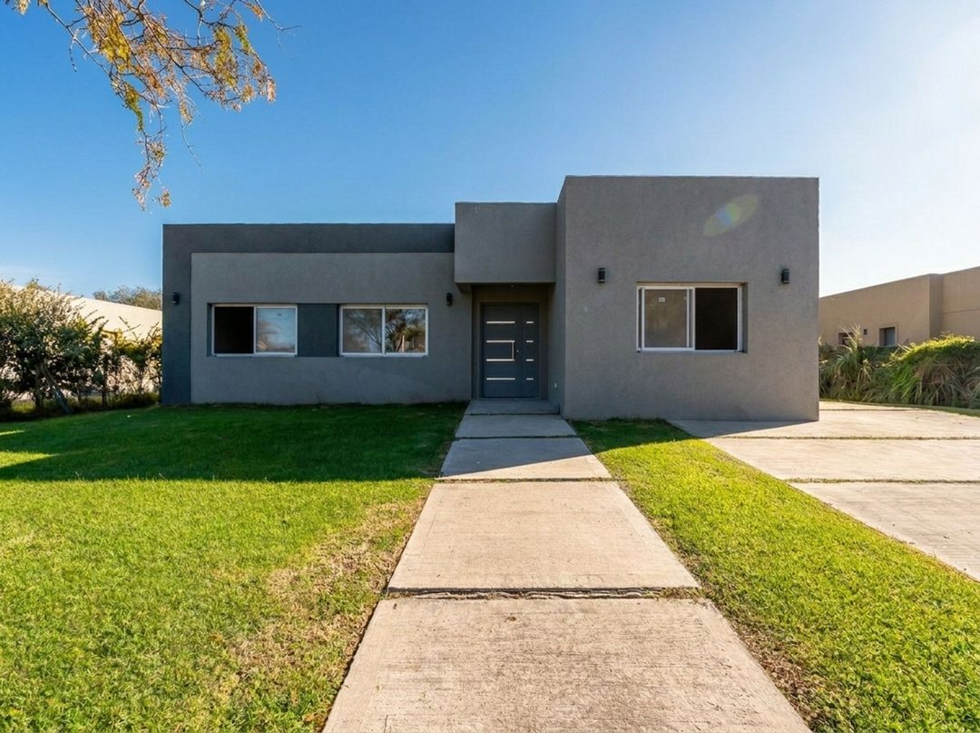 EL CANTON - BARRIO NORTE - CASA CON PISCINA -
