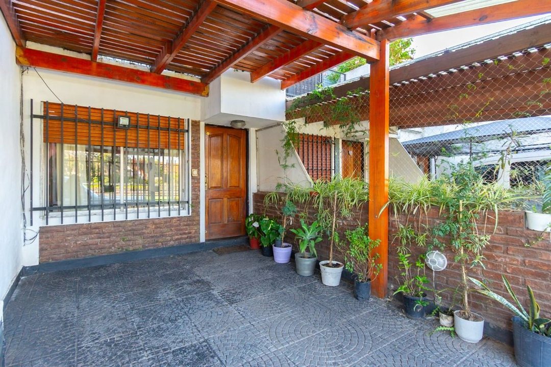CASA EN VENTA. 4 AMBIENTES. TRIPLEX. CASEROS