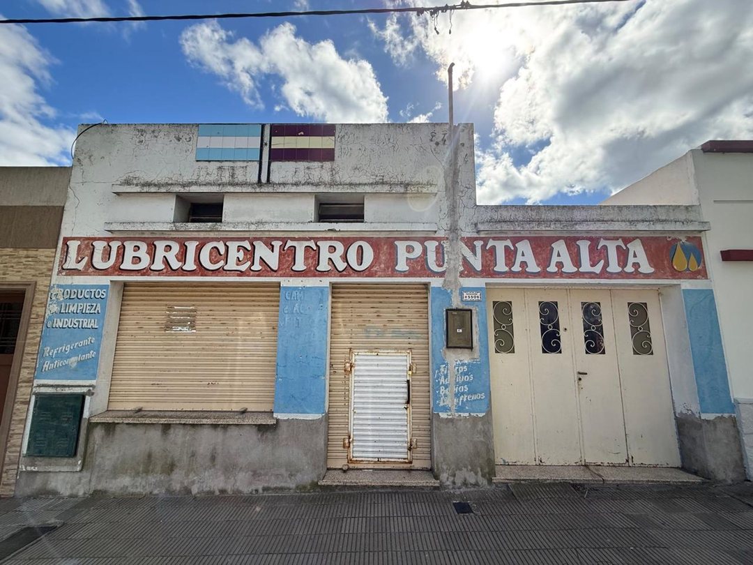 Local con casa y patio a reciclar en Patagones 550