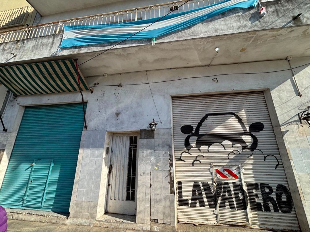 5 DEPARTAMENTOS + 2 LOCALES - A REFACCIONAR