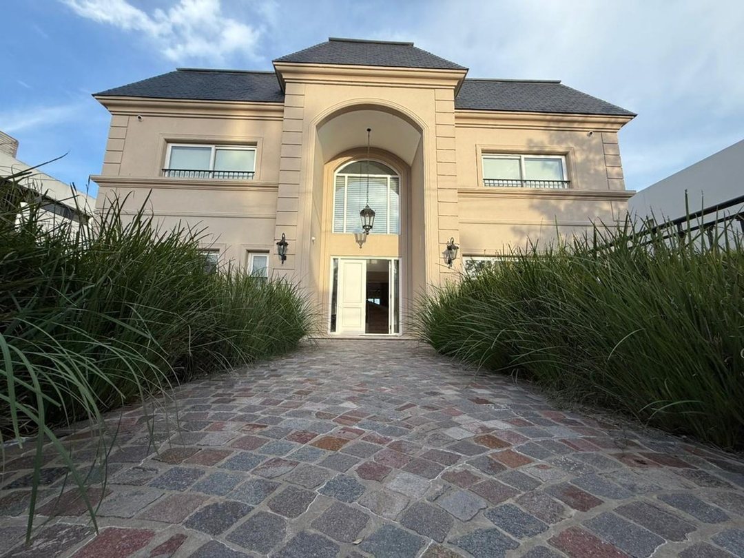 CASA EN VENTA DON CARLOS LA PLATA PILETA Y SAUNA