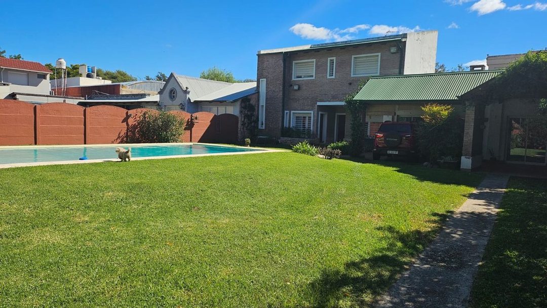 VENTA CASA CENTRO DE FUNES 3 DORMITORIOS C/ PILETA