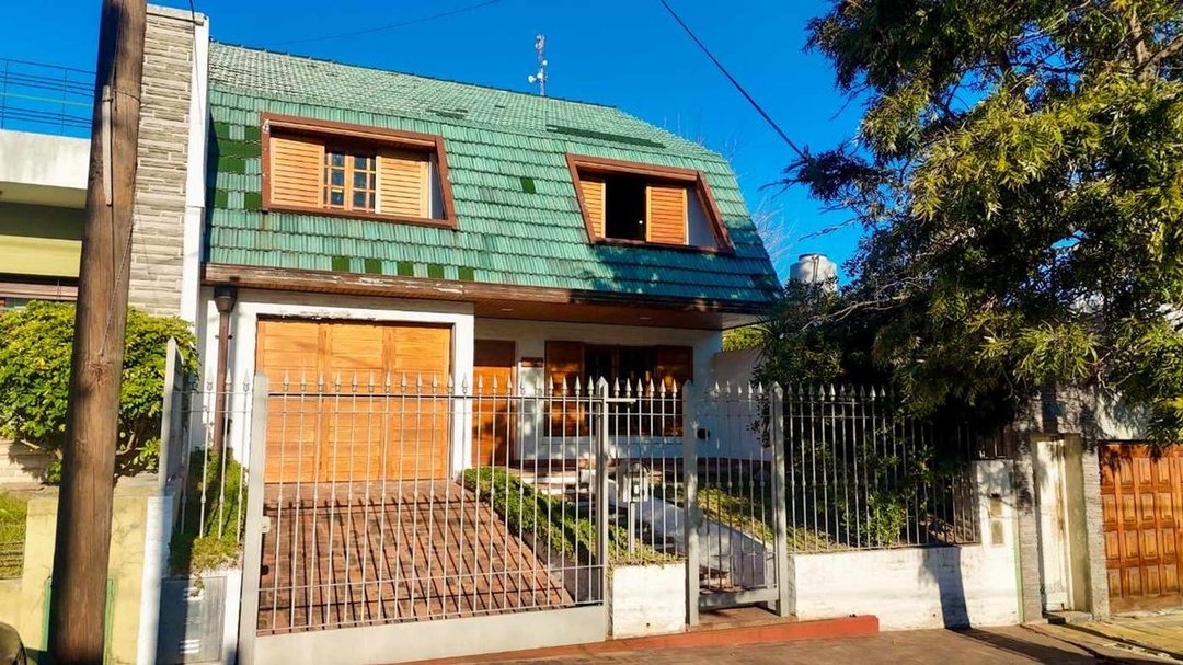 VENTA CASA 6 AMBIENTES BERNAL CON COCHERA JARDIN