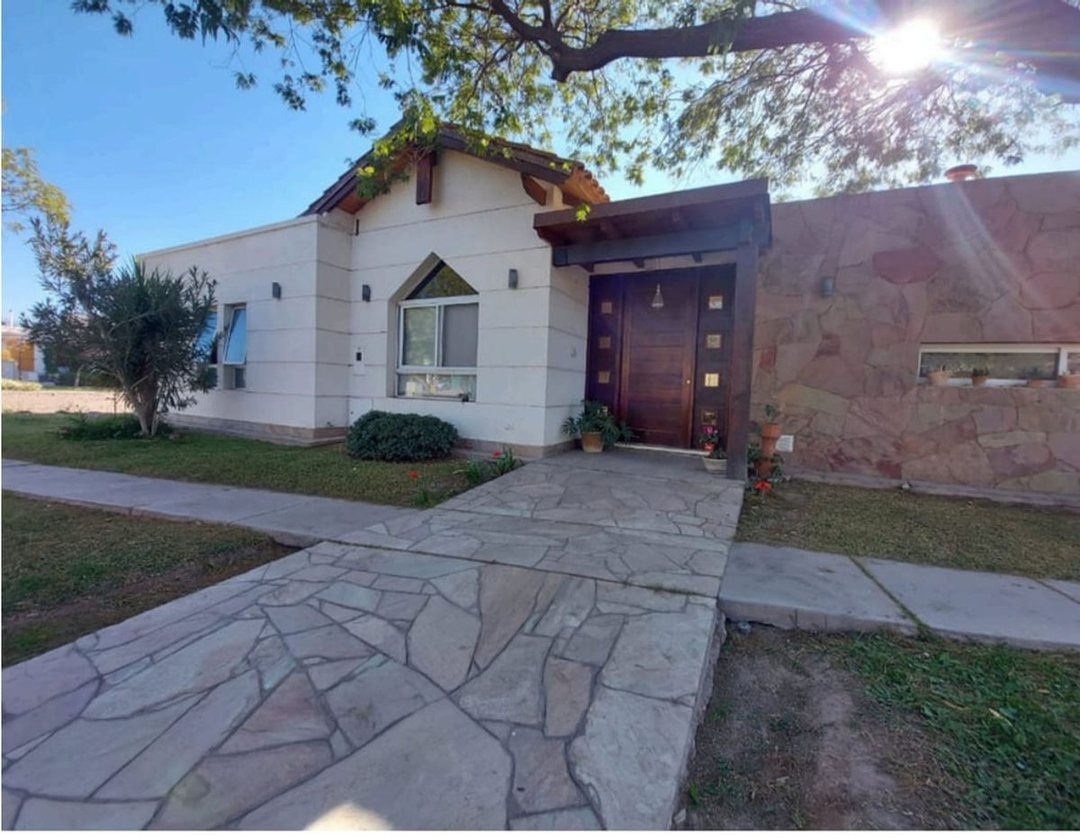 Venta de casa B La Barraca. Guaymallén.