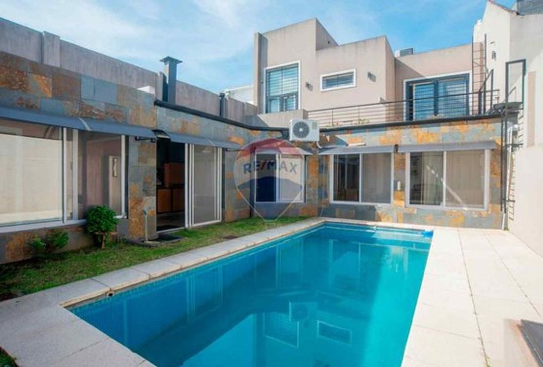 VENTA CASA 4 AMB EN OLIVOS CON PILETA Y QUINCHO