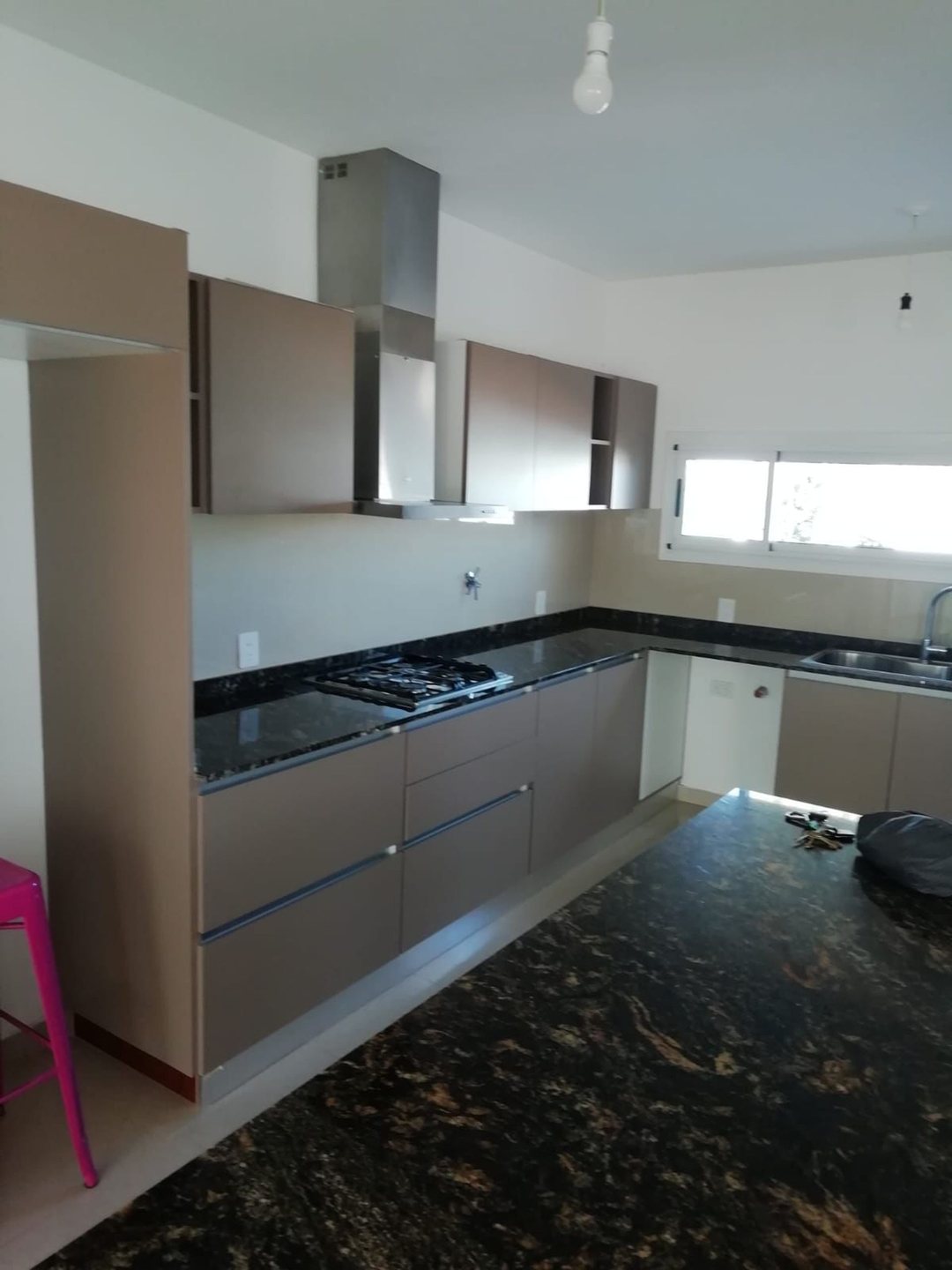 VENTA DE CASA DE NIVEL ZONA RESIDENCIAL EXCLUSIVA
