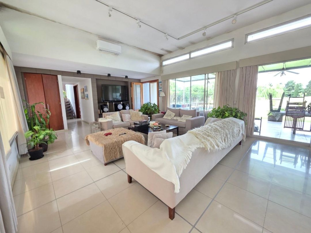 CASA VENTA 5 AMBIENTES VENADO 1 FRENTE AL GOLF