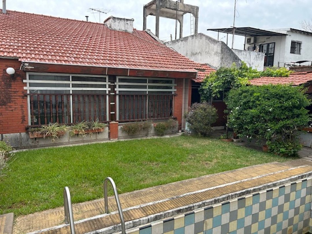 VENTA CASA 3 AMB.EN SAN ANDRES CON PILETA Y PARQUE