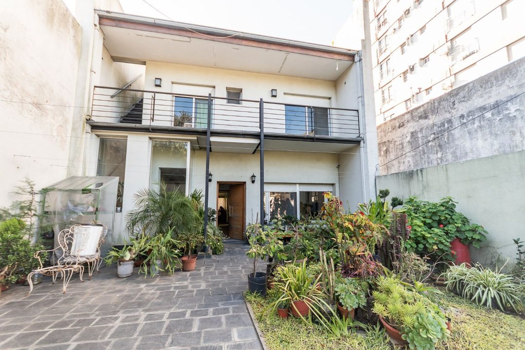 VENTA CASA 5 AMB C/COCH, REFACCIONADO, SAAVEDRA