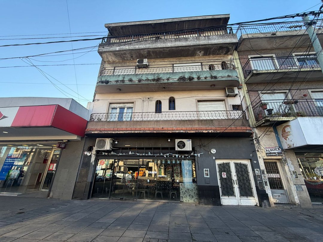 VENTA DE CASA MULTIFAMILIAR 7 AMB. A RECICLAR