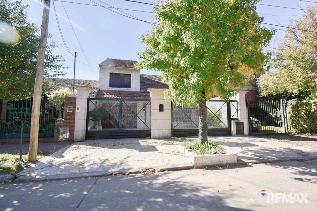 CASA 4 AMBIENTES EN VENTA EN ADROGUE