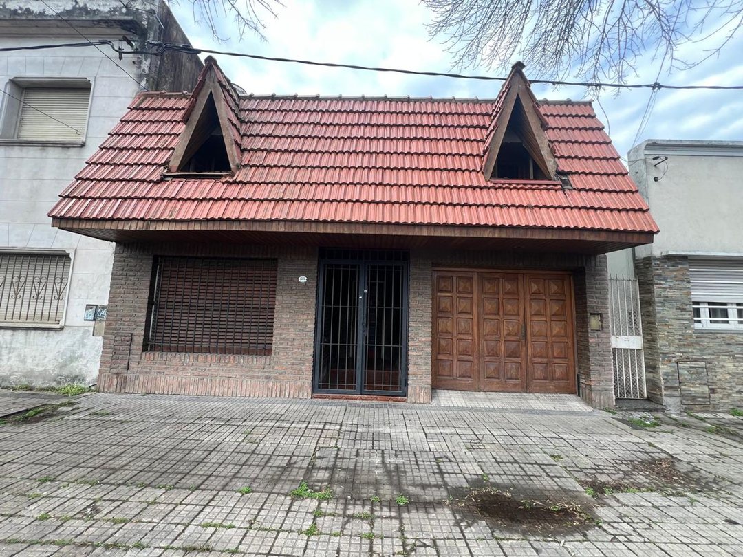 CASA EN VENTA LA PLATA 3 DORMITORIOS A REFACCIONAR