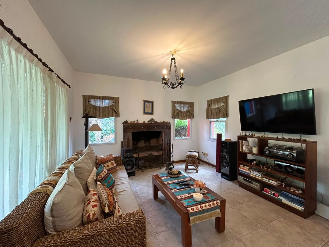 VENTA CASA 4 AMB + DEPENDENCIA CON PARQUE - FÁTIMA