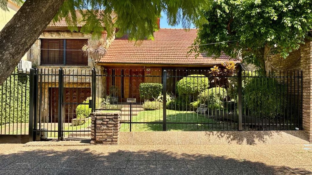 VENTA CASA 5 AMB PILETA JARDÍN Y CASA DE HUÉSPEDES