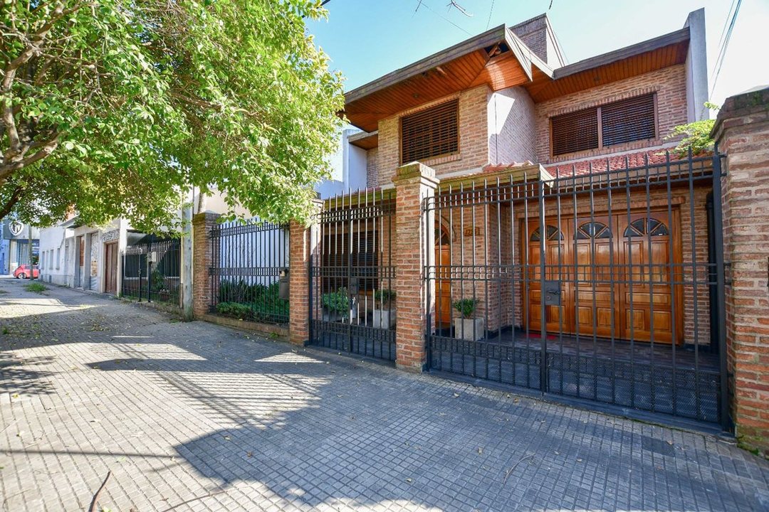 CASA EN VENTA LA PLATA 4 DORMITORIOS