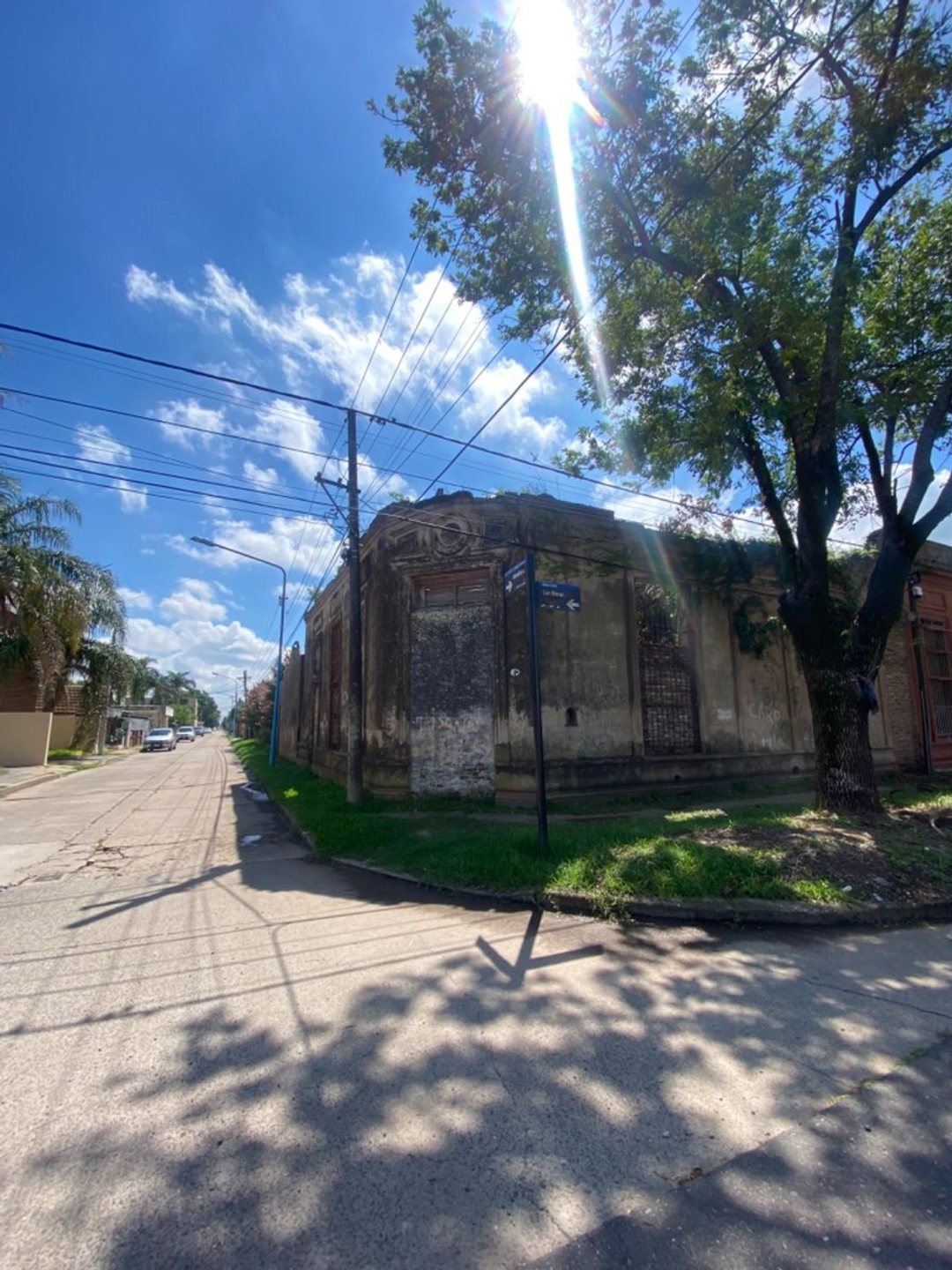 VENTA Esquina céntrica con edificación a demoler