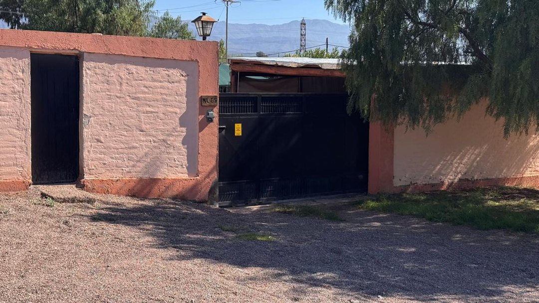 VENTA CASA CON PILETA Y QUINCHO BARRIO LAS LOMAS