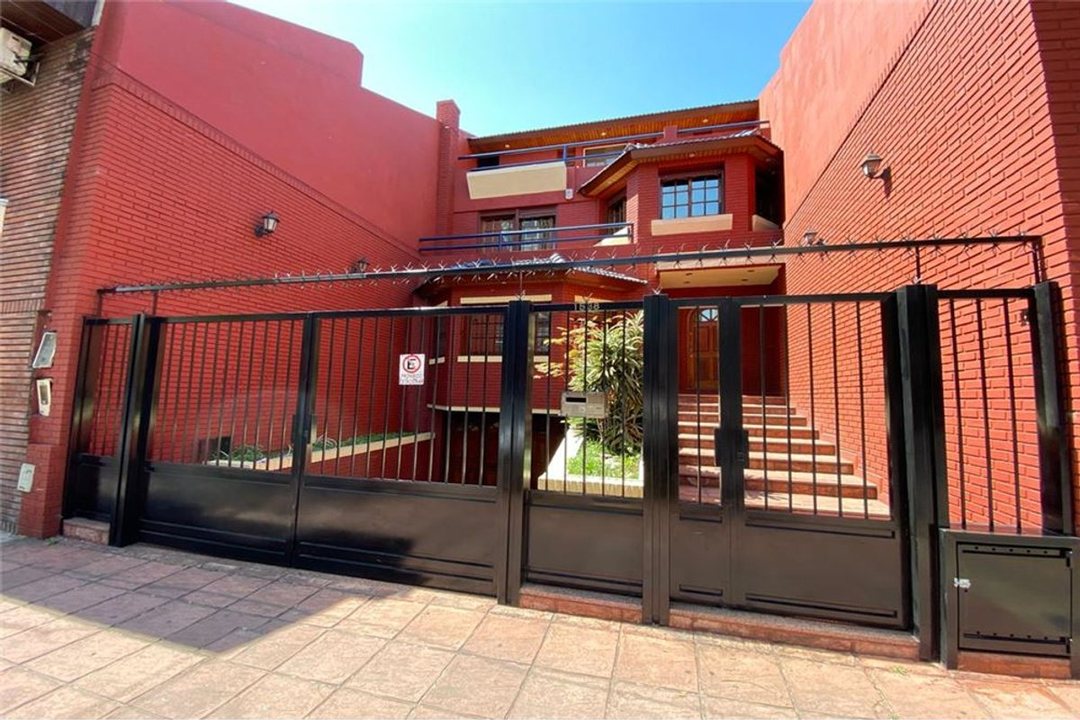 VENTA CASA 6 AMBIENTES BOEDO 4 COCHERAS AP CRED