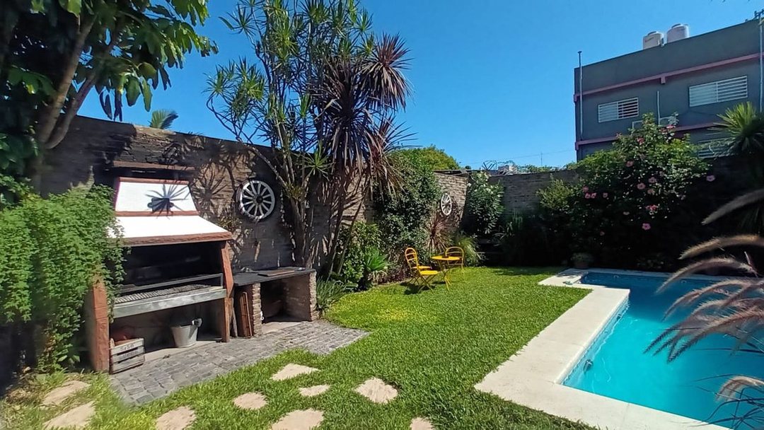 CASA 5 AMB +SALON C/PARQUE Y PISCINA