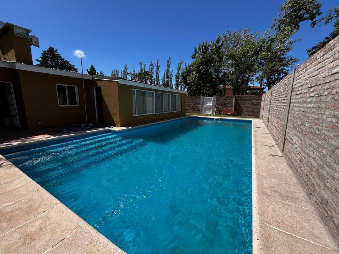 VENTA QUINCHO EN FUNES CON PILETA 1 DORMITORIO