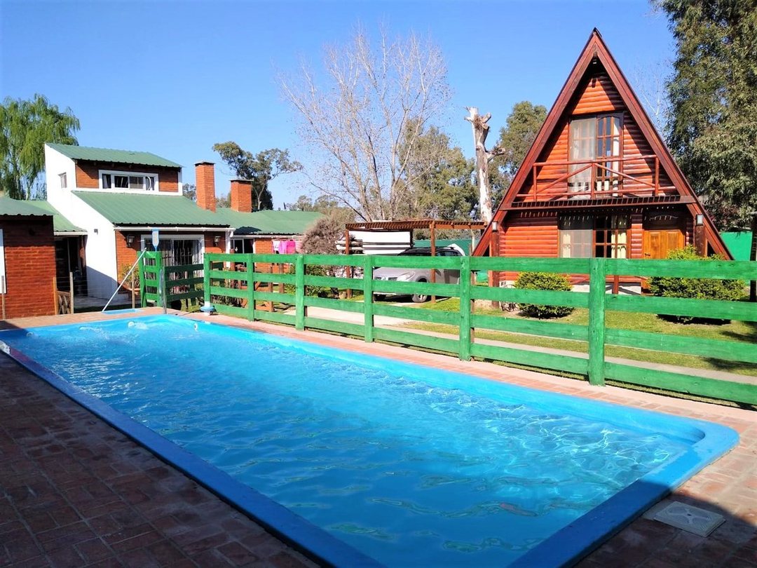 CASA EN VENTA 4 AMB MONTE + 2 CABAÑAS ALPINAS 871M