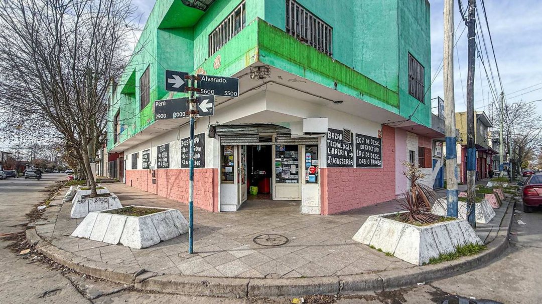 VENTA LOCAL B RIVADAVIA  EN DOS PLANTAS DE 631 M2