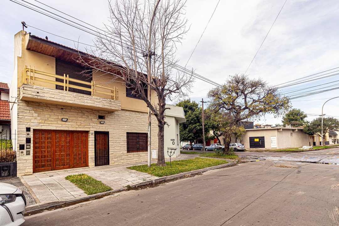 VENTA CASA 4 AMB EN LANUS CON PATIO Y COCHERA