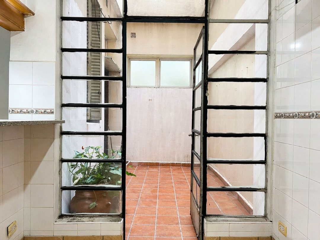 VENTA DEPTO 3 AMB CON ESCRITORIO COCHERA Y PATIO