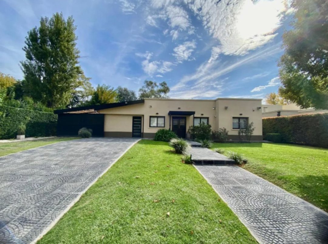 Casa en venta en barrio cerrado El Resuello