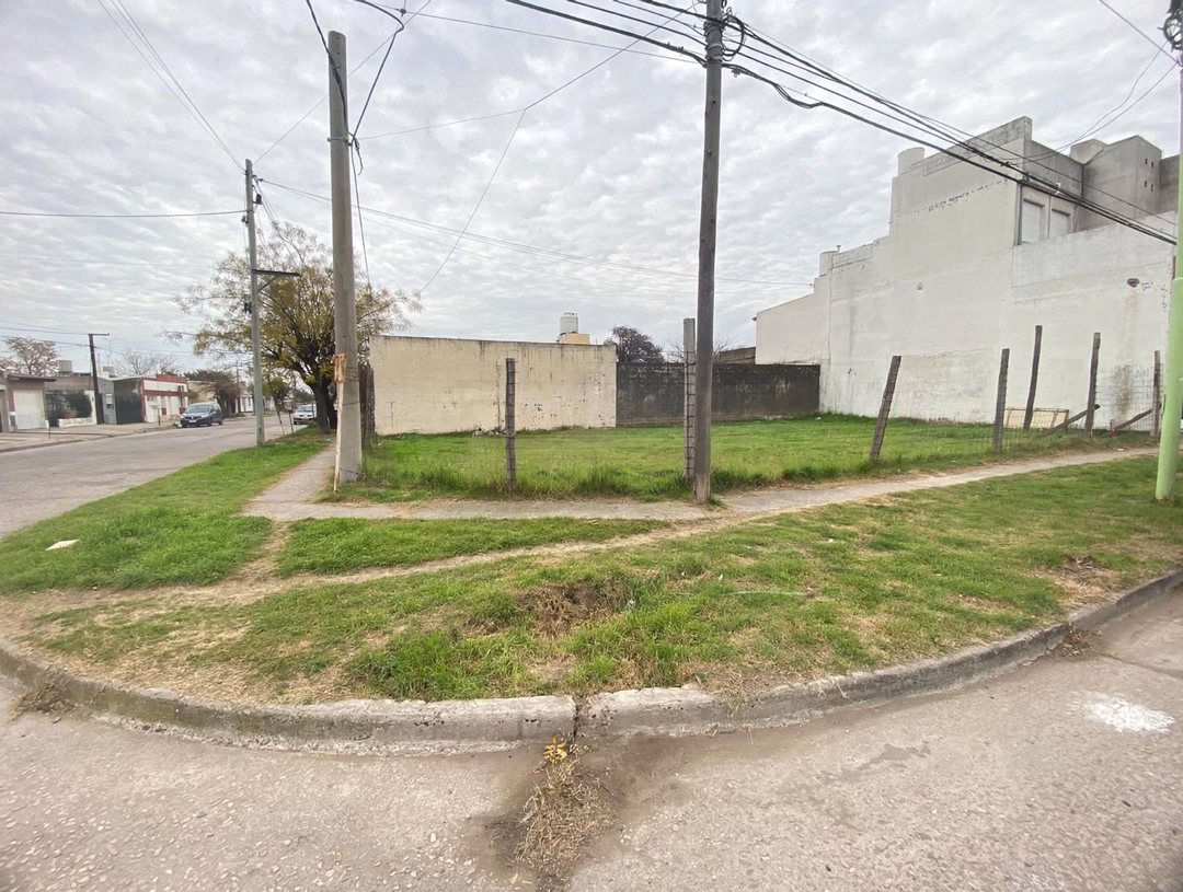 LOTE EN ESQUINA - Falcon esquina Montevideo