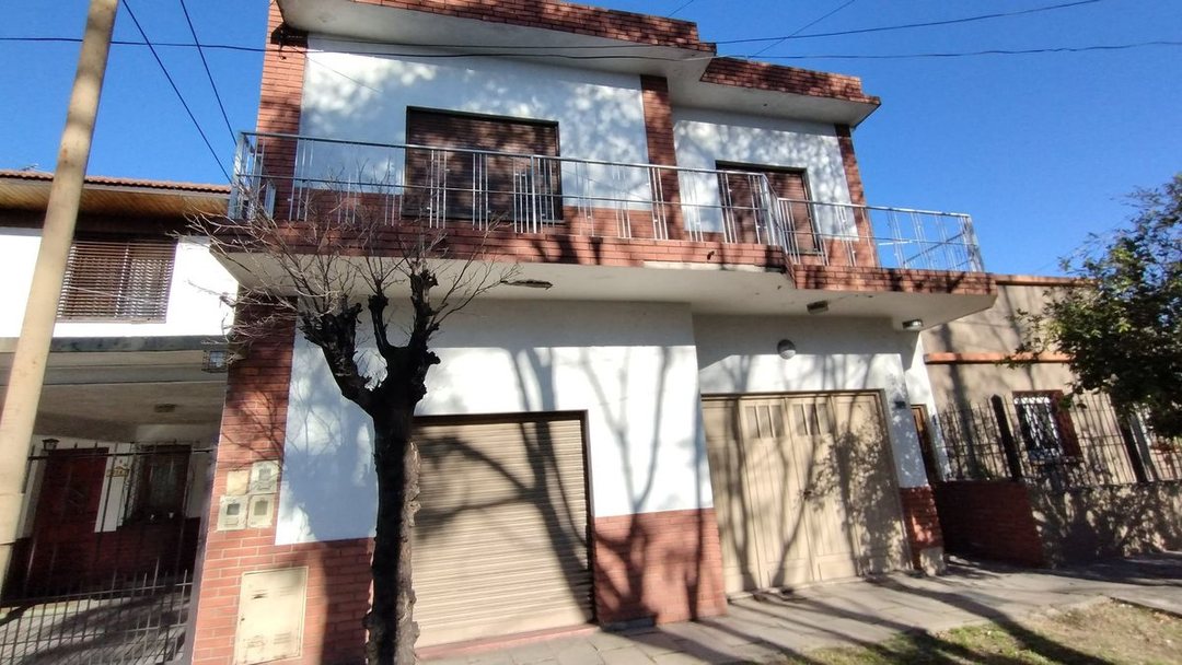 Venta casa 4 ambientes con cochera doble en Bernal
