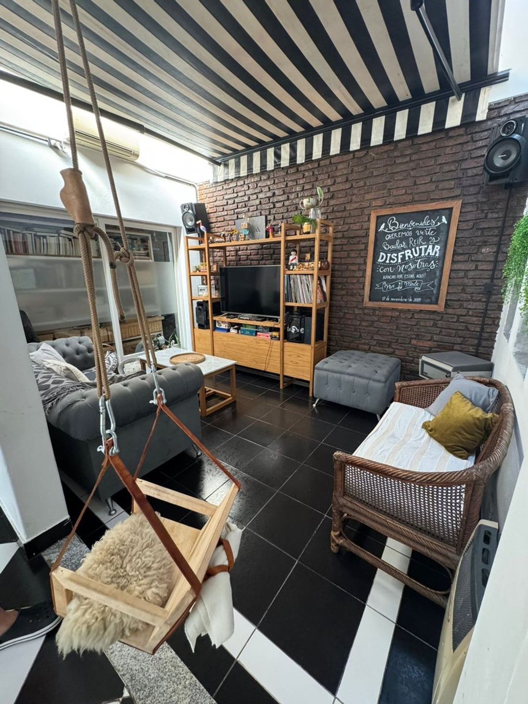 VENTA CASA 5 AMB CON QUINCHO Y PILETA-CASTELAR SUR