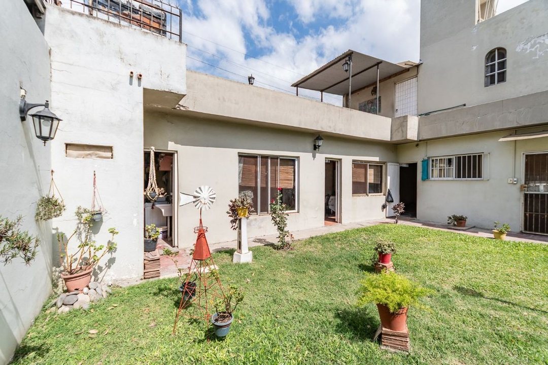 CASA MULTIFAMILIAR CON JARDIN, TERRAZA Y QUINCHO