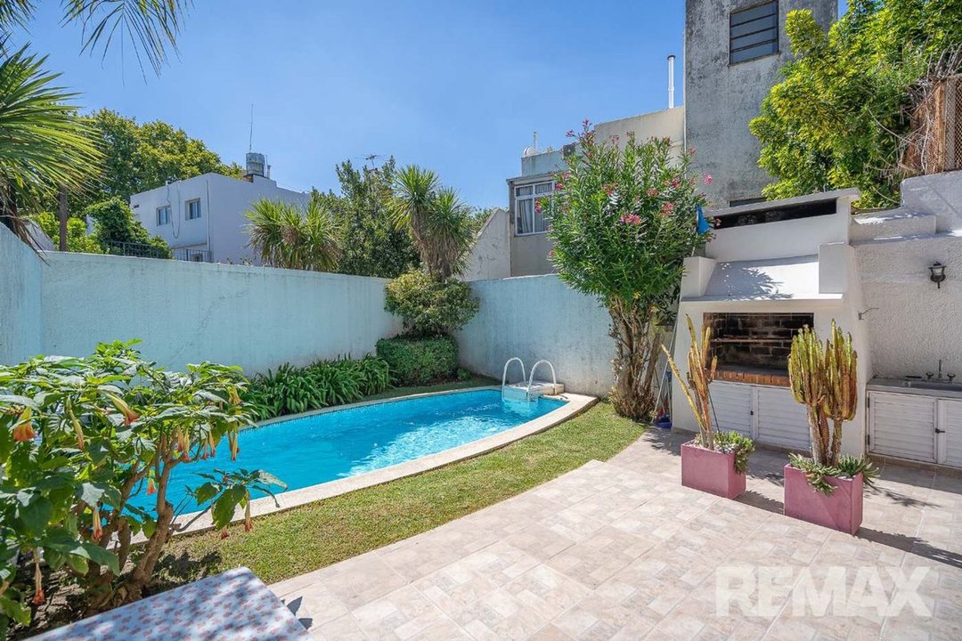 CASA 6 AMB BARRIO RIVER-JARDIN-PILETA-COCHERA