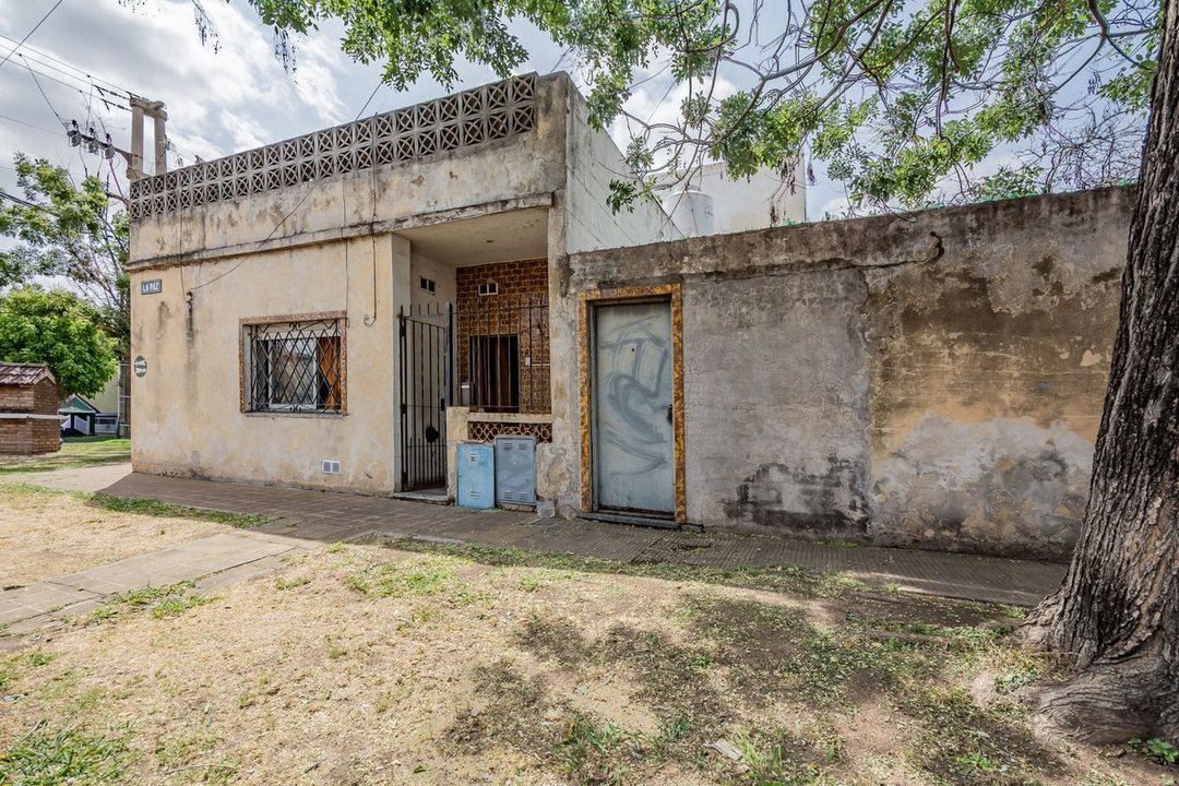 Venta -  Lote propio + casa a refaccionar