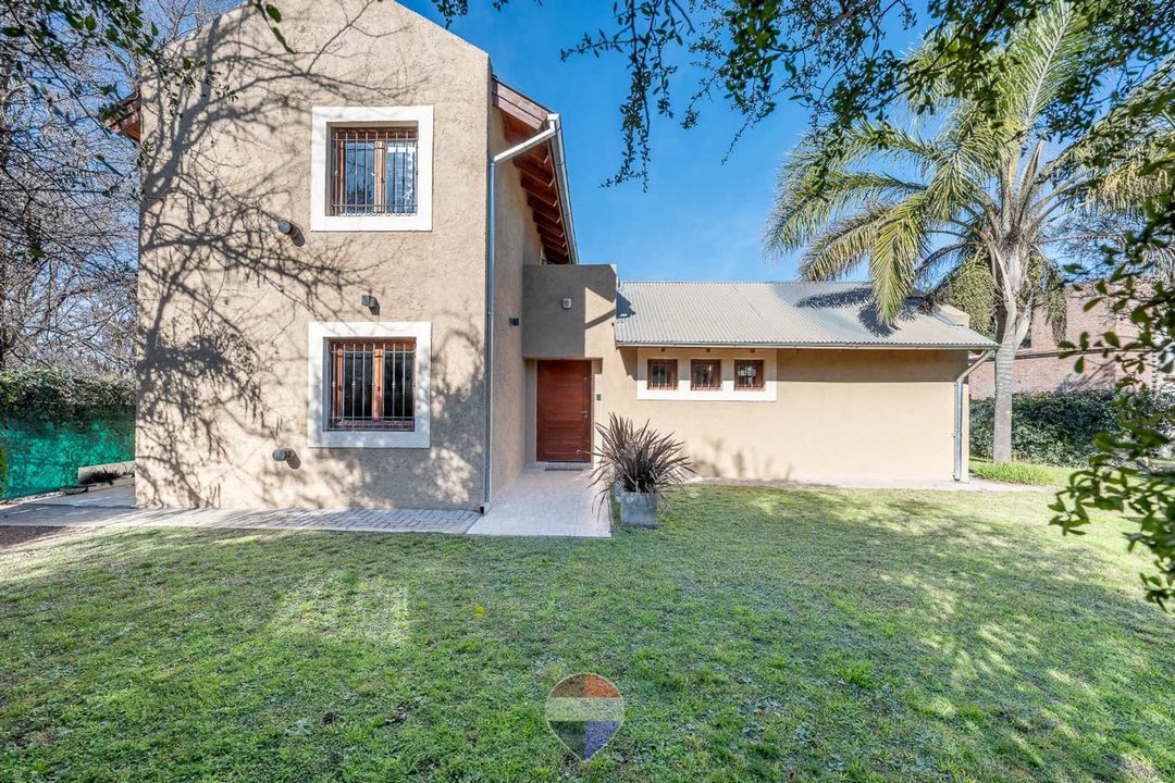 VENTA CASA 3 DORMI CON PILETA MENDIOLAZA GOLF CBA