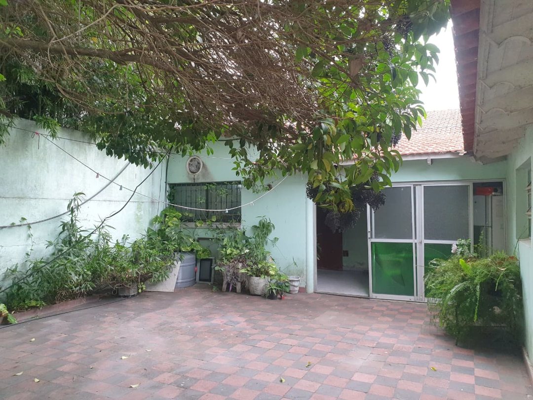 CASA EN VENTA A RECICLAR ENTRE CAMINOS GONNET