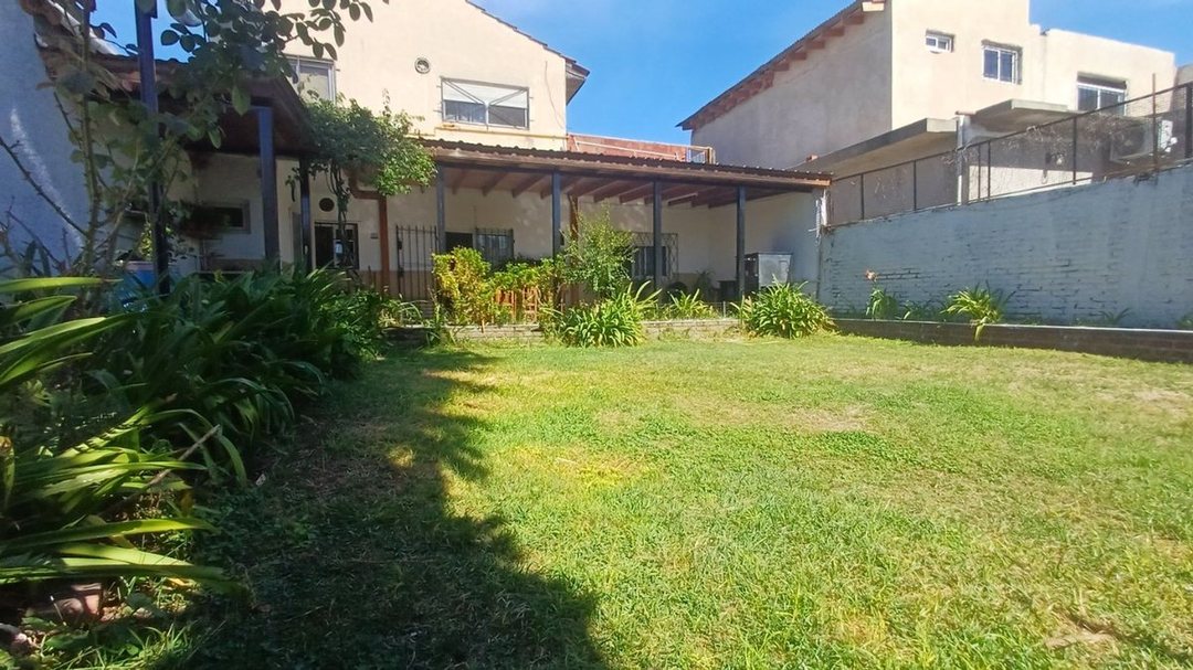 CASA 4 AMB+COCHERA+PARQUE+DPTO. //IDEAL 2 FLIAS//