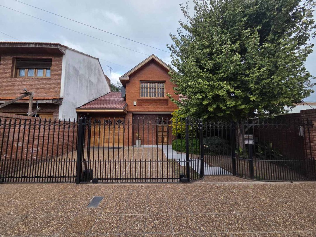 VENTA CASA 4 AMBIENTES C COCHERA Y JARDIN QUILMES