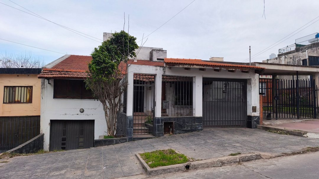 VENTA CASA 4 DORMITORIOS CON PILETA ALTAMIRA