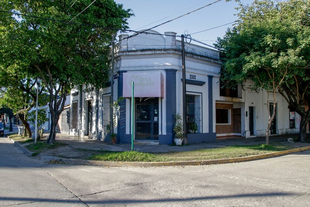 Casa mas local comercial en esquina, Reconquista.